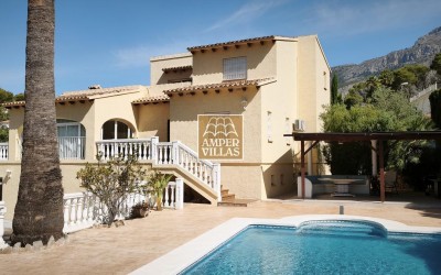 Spacious villa with guest apartment within short distance of the center of Altea la Vella.